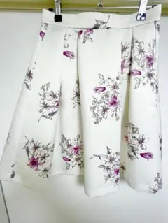 ！！本日最終値下げ！！Noelia 花柄フレアスカートのサムネイル