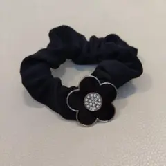 黒の花形ヘアゴム