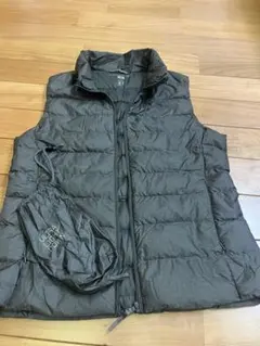 お値下げします！ULTRA LIGHT DOWN M ダウンベスト ダークグレー