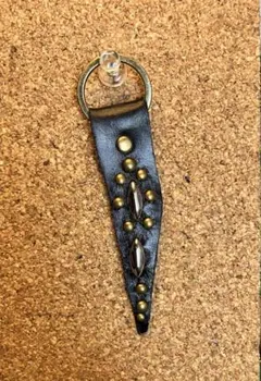 ブラックレザー キーホルダー スタッズ付き