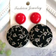 花柄布製赤いピアス/イヤリング(ハンドメイド)