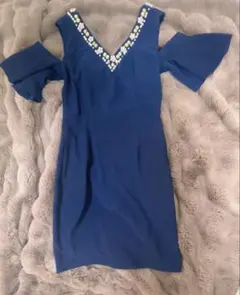 ビジュー付きブルーVネックドレス