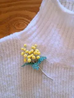 刺繍糸で編んだミモザのブローチ