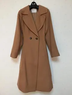リリーブラウン　ウエストベルト付きのベージュダブルブレストロングコート