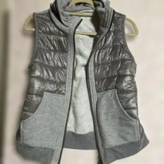 フード付きグレー ダウンベスト