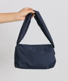 《新品》イアパピヨネ　樹脂パーツライトワンハンドルバッグのサムネイル