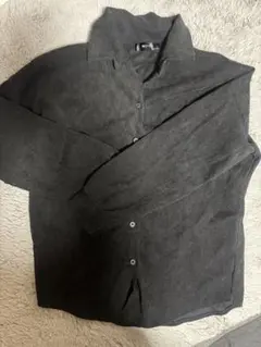 黒い長袖シャツ