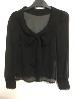 リボン付き黒長袖ブラウス