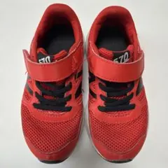 New Balance 赤いスニーカー