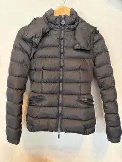MONCLER ブラックダウンジャケット フード付き