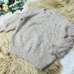 アースミュージック＆エコロジー 花柄 刺繍 シャギー Vネックニット　5〜7分袖