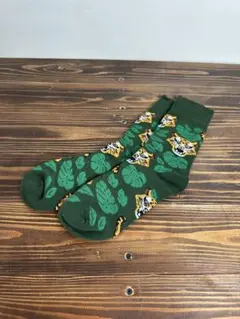 虎と葉のデザインの緑色ソックス