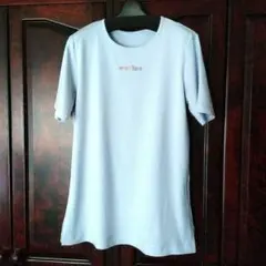courreges トップス 淡いブルー ストーンロゴのサムネイル