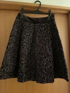 新品未使用　膝丈♡バラの柄　♡ベルベット♡エムズグレイシー　スカート　美品　38