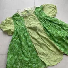 緑色の水玉模様 パフスリーブトップス