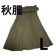 ウエストベルト付きの オリーブカラー フレアスカート
