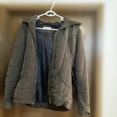 フード付きグレーのダウンジャケット