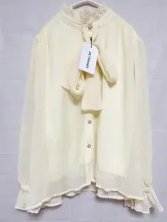 新品　JUNOAH ジュノア　ボウタイ　ブラウス　アイボリー　パールボタン