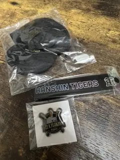 阪神タイガース キャップ型ポーチ & ピンズ セット