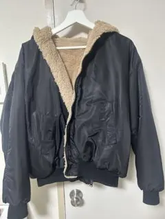 フード付き黒ナイロンジャケット