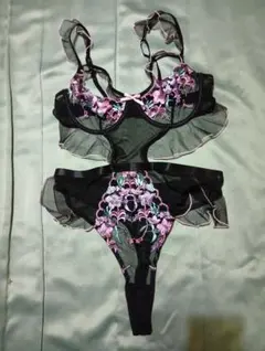 Ａ051 最高級品　黒とピンクの刺繍ボディスーツ　LL