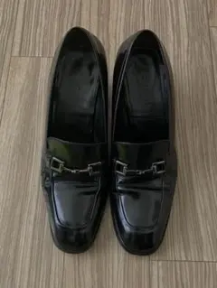 Gucci 黒いレザー ローファー
