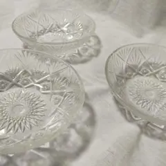 ガラスのお皿　うつわ器　昭和　レトロ　 ヴィンテージ　３枚のサムネイル