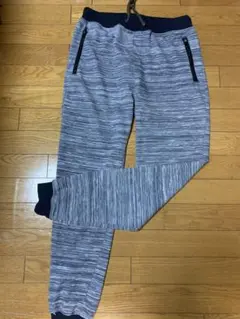 グレーとネイビーのジョガーパンツ