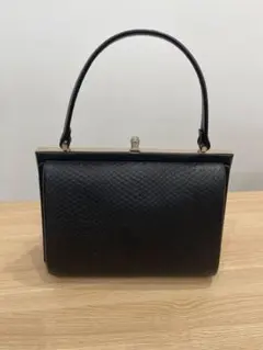 黒い型押しレザーハンドバッグ
