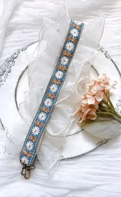 パールフリル付き　インド刺繍リボンスマホショルダーストラップ　ブルー