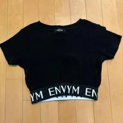 ENVYM ロゴ入り ショート丈 半袖カットソー ブラック FREEのサムネイル