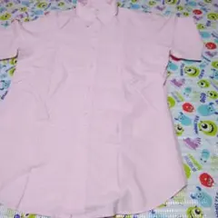 UNI QLOのピンク色地に細かい白色&紺色の花模様のメンズの半袖のYシャツです