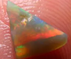 0.40 cts 天然ブラックオパール 原石 未研磨 鉱物標本