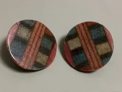カラフルな幾何学模様のイヤリング