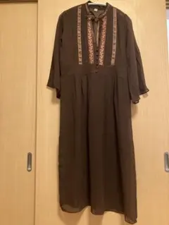 ブラウンの刺繍入りワンピース