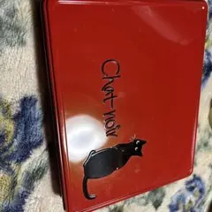 赤い金属製の空き缶 Chat noir