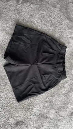 黒いウエストゴムキュロットパンツ