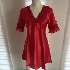 赤いサテンキャミソール レース装飾付き