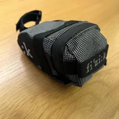 fi'zi:k サドルバッグ ブラックのサムネイル