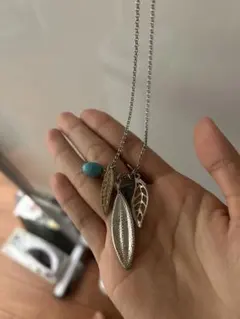 アメリカンイーグル ロングチャーム ネックレス シルバー系 ターコイズ風ビーズ