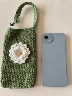 編み物スマホショルダーバッグ（花モチーフ付き）