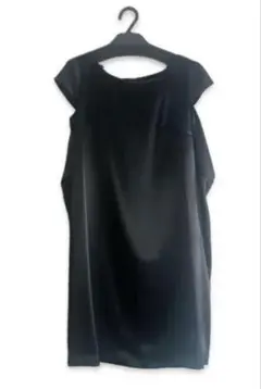 バックオープン黒ワンピース