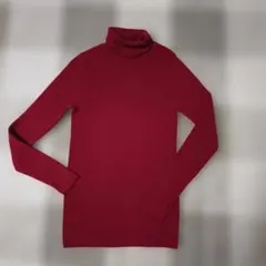 赤のリブ編みタートルネックセーター