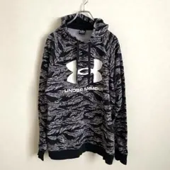 UNDER ARMOUR トップス　パーカー　フード付き　【XL】