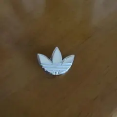 adidas ピンバッジのサムネイル