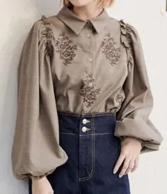 【NICE CLAUP】ボリュームスリーブ刺繍襟ブラウス ブラウン