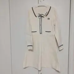 クリーム色の長袖ワンピース