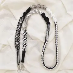 パラコード　スマホショルダー　ストラップ　白　ホワイト　黒　ブラック　モノクロ