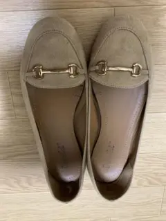 ベージュ スエード フラットシューズ ゴールド金具付き