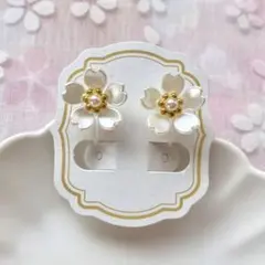 No.521 ハンドメイド　パールの桜のイヤリング（ホワイト）